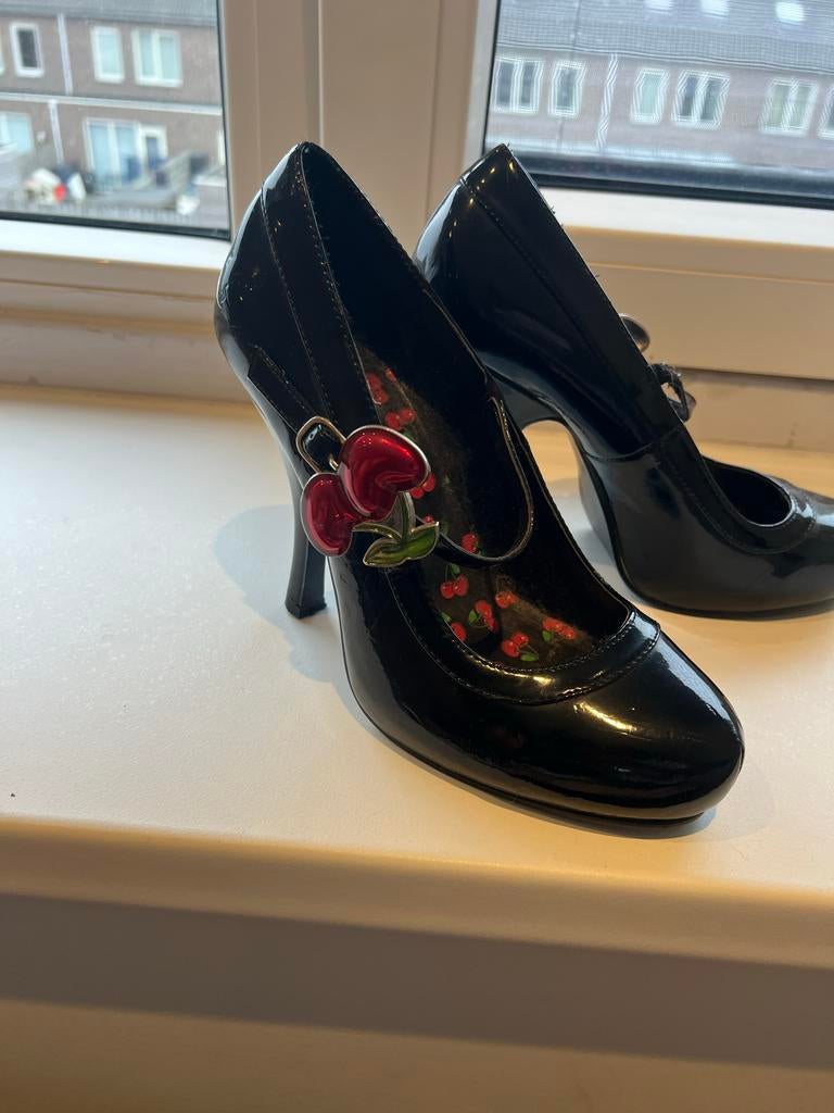 Pinup Couture Cutiepie Mary Jane Cherry Buckle - Maat 39, Ophalen of Verzenden, Gedragen, Zwart, Pumps