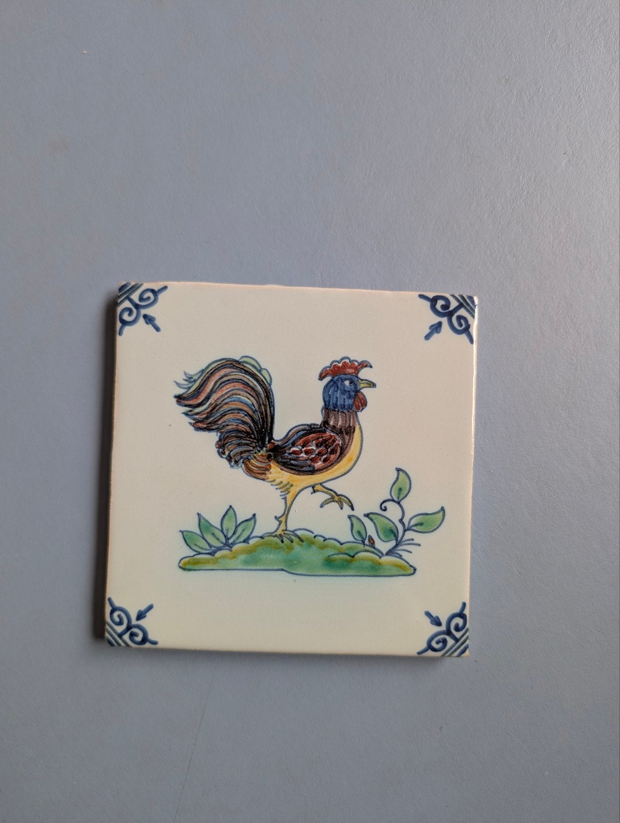 Delfts blauw tegeltje met haan - Handgeschilderd, Antiek en Kunst, Antiek | Wandborden en Tegels, Ophalen of Verzenden