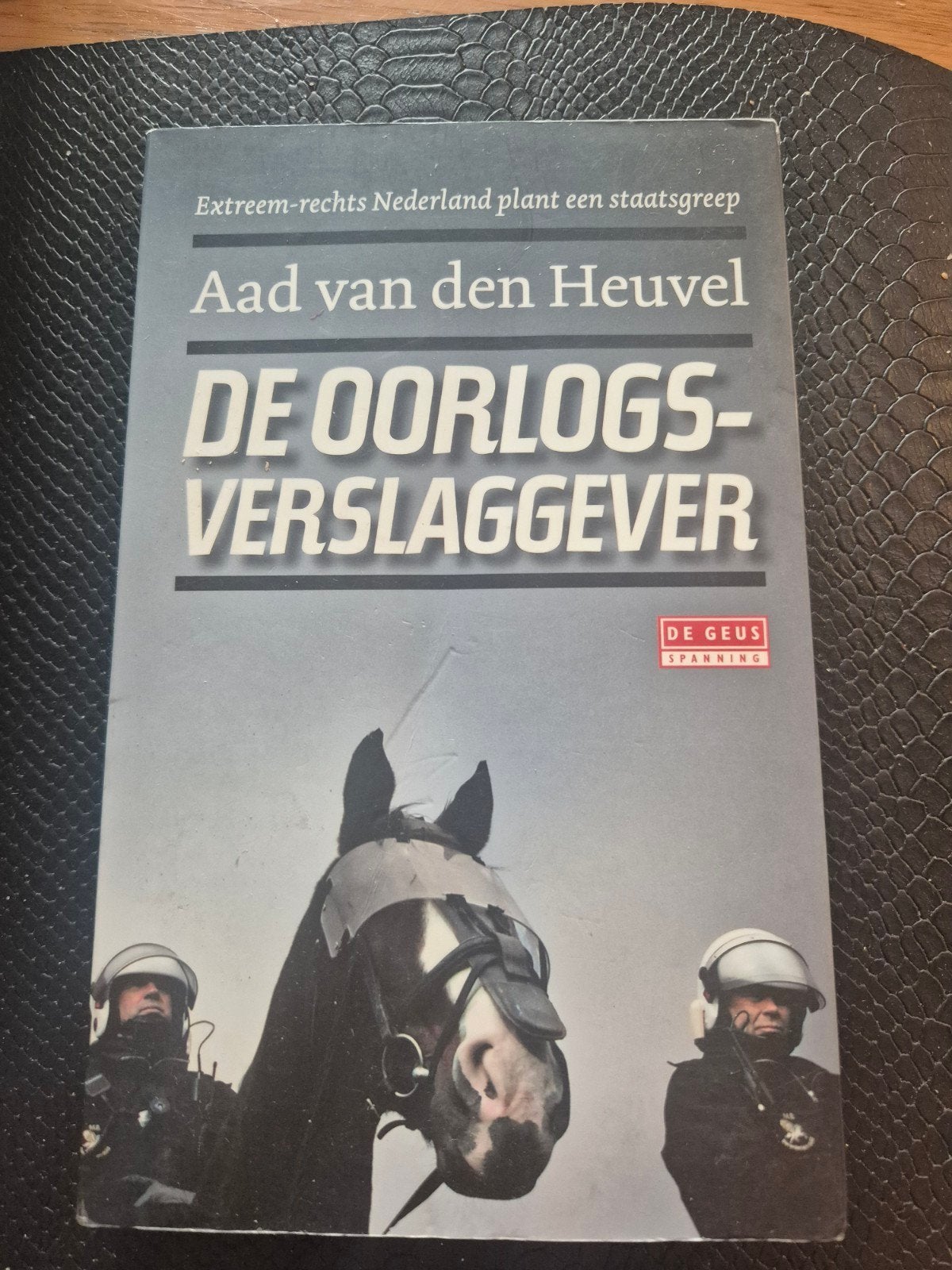 Aad van den Heuvel - De oorlogsverslaggever, Ophalen of Verzenden, Zo goed als nieuw, Aad van den Heuvel