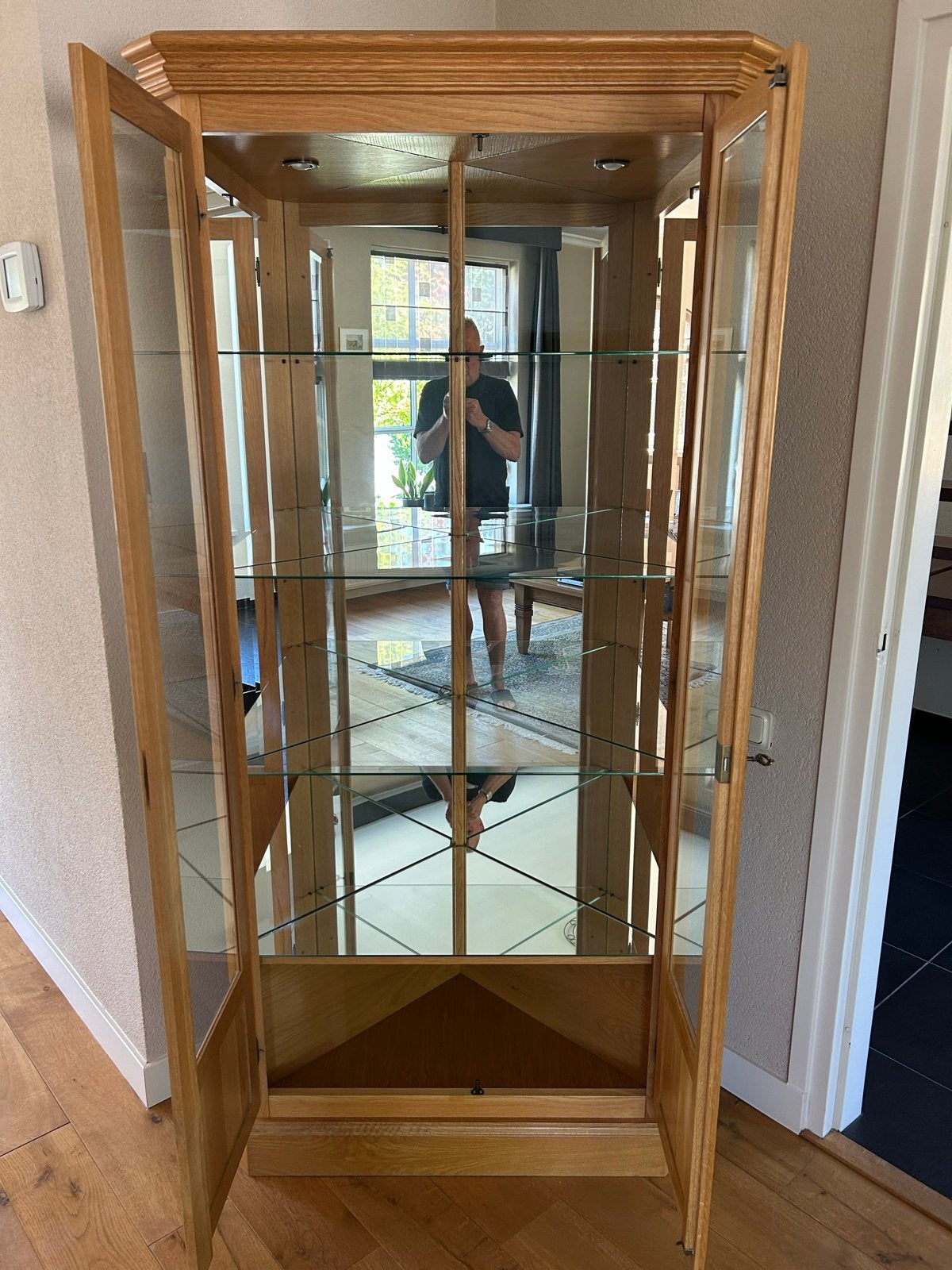 Hoekkastje blank eiken met glazen deuren en planken, Ophalen, Gebruikt, Eikenhout, 50 tot 100 cm