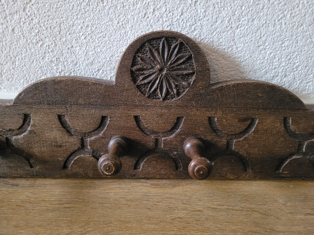 Vintage houtsnijwerk kapstokje met 4 haken B 48 cm., Antiek en Kunst, Curiosa en Brocante, Ophalen of Verzenden
