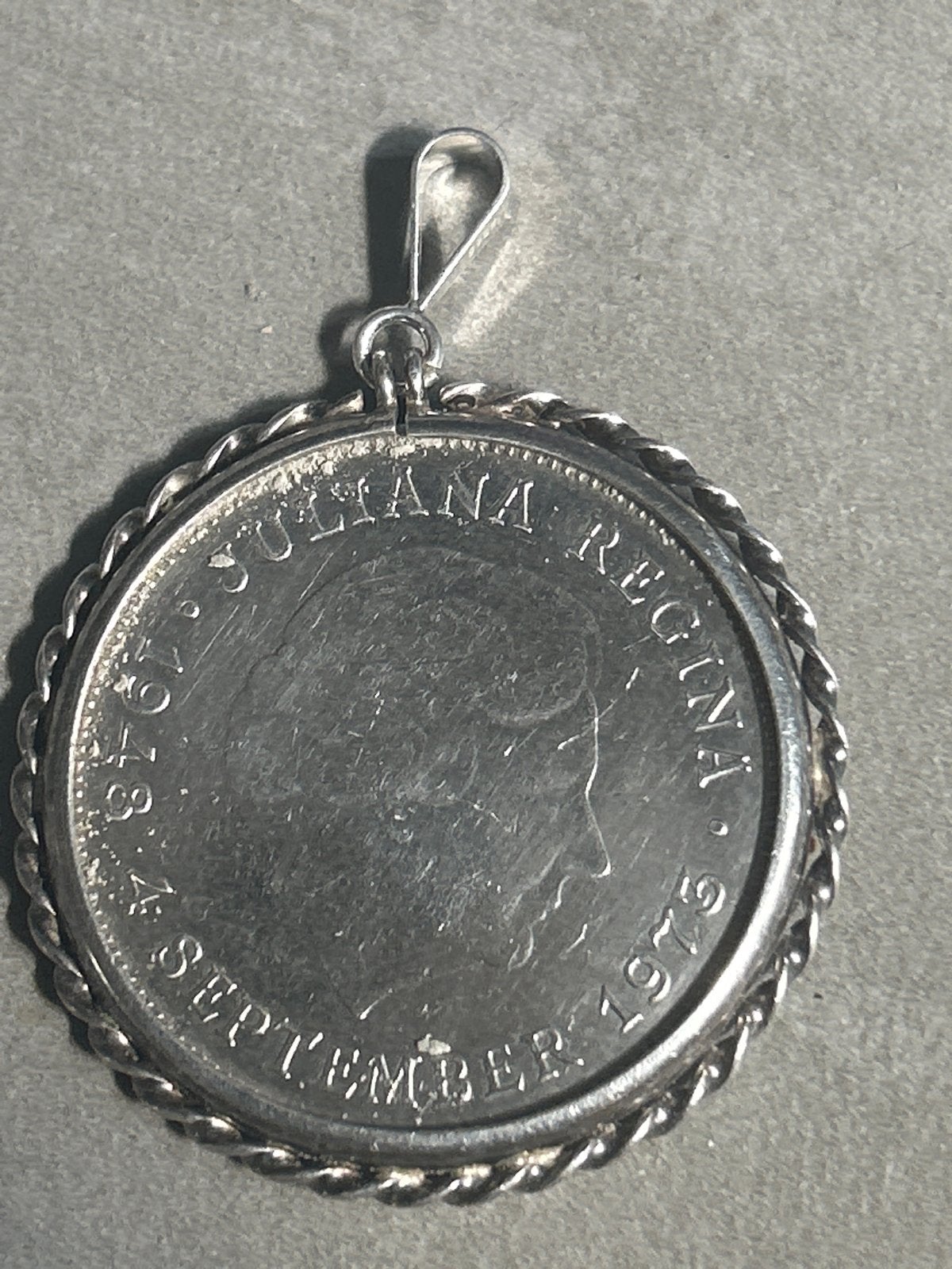 Zilveren 10 gulden munt Juliana 1973 in hanger, Postzegels en Munten, Munten | Nederland, Koningin Juliana, Zilver, Ophalen of Verzenden