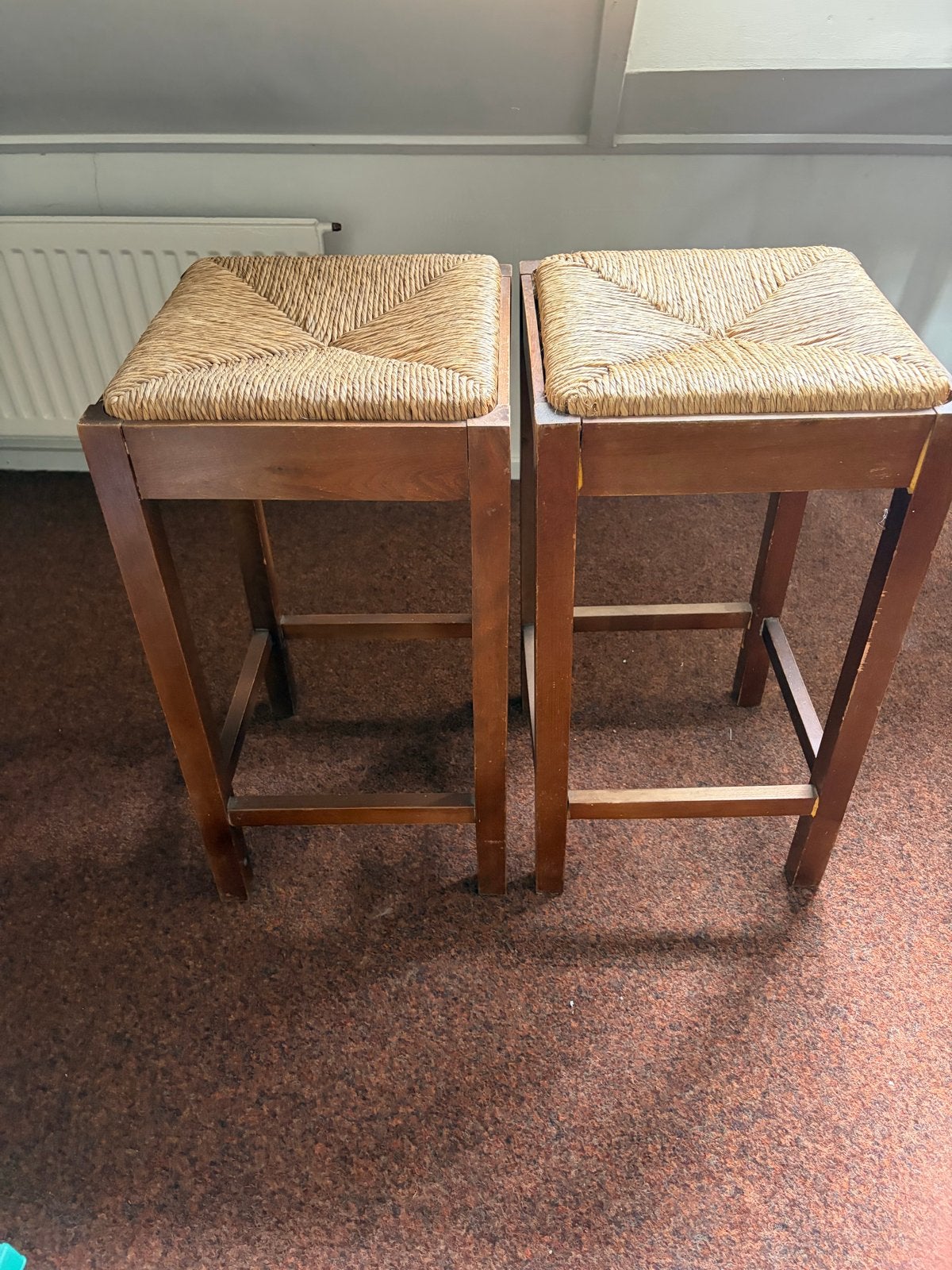 Set van 2 houten barkrukken met rieten zitting, Ophalen, Gebruikt, 90 cm of meer, Hout