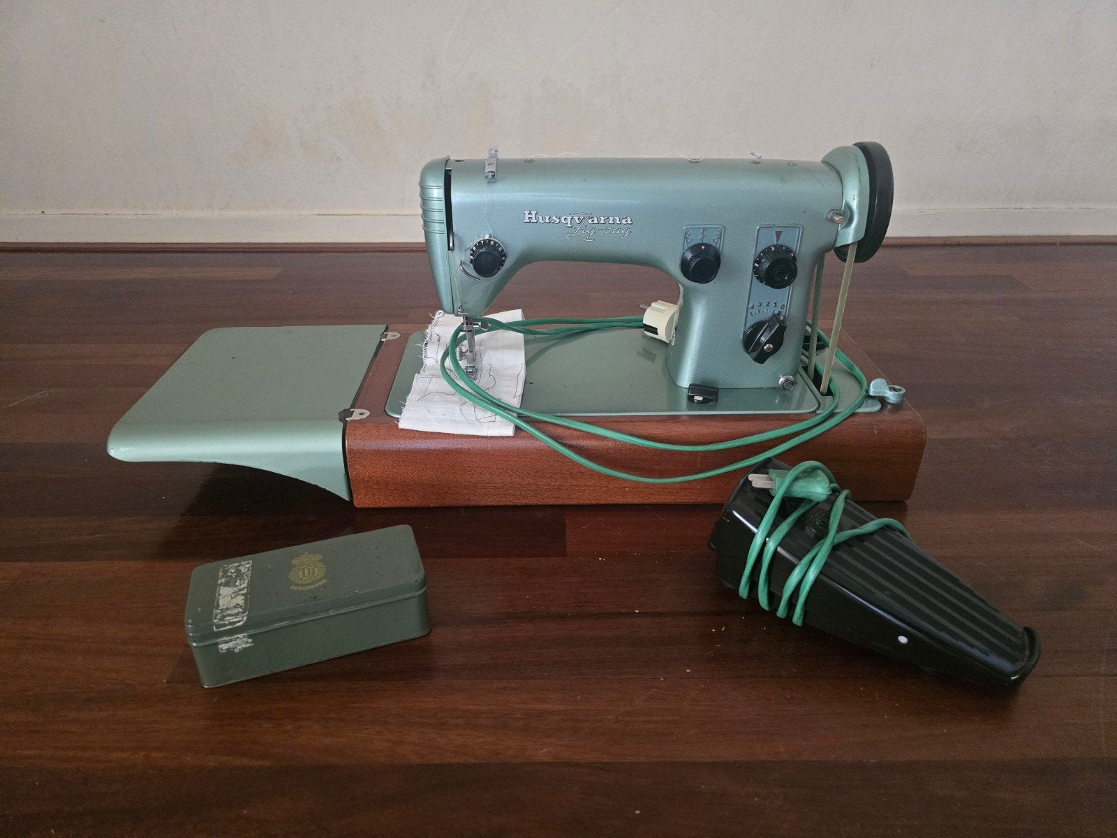Husqvarna naaimachine met accessoires en opbergkoffer, Hobby en Vrije tijd, Naaimachines en Toebehoren, Ophalen, Gebruikt, Naaimachine