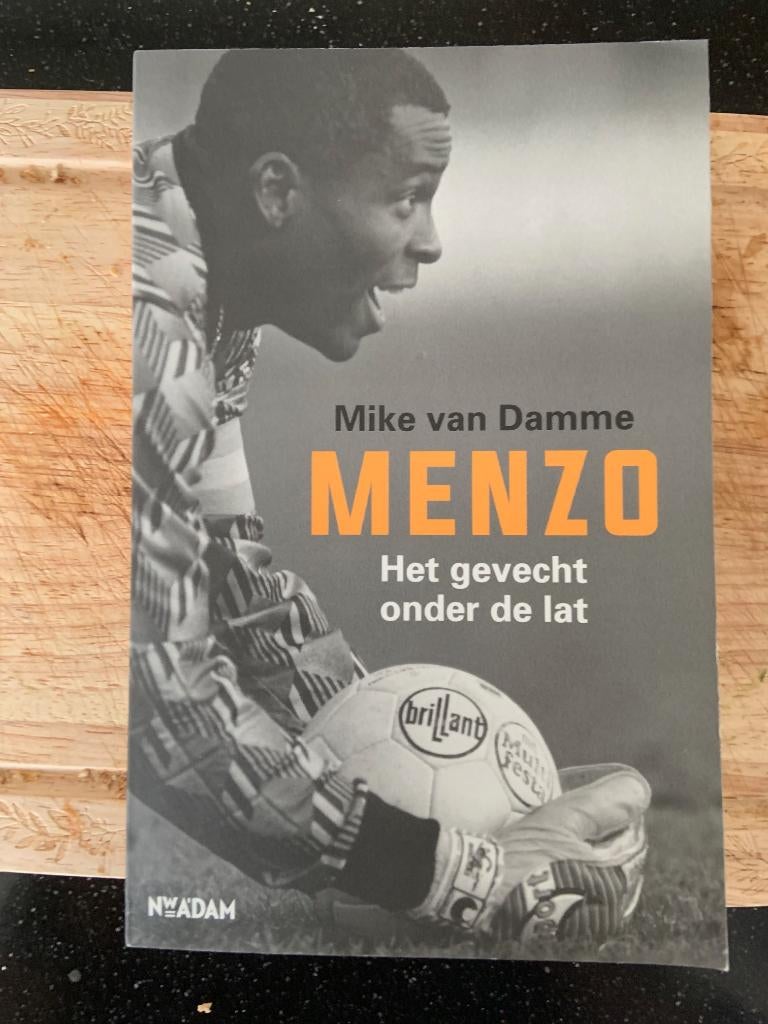 Menzo - Gevecht onder de lat, Ophalen of Verzenden, Zo goed als nieuw, Ajax, Boek of Tijdschrift