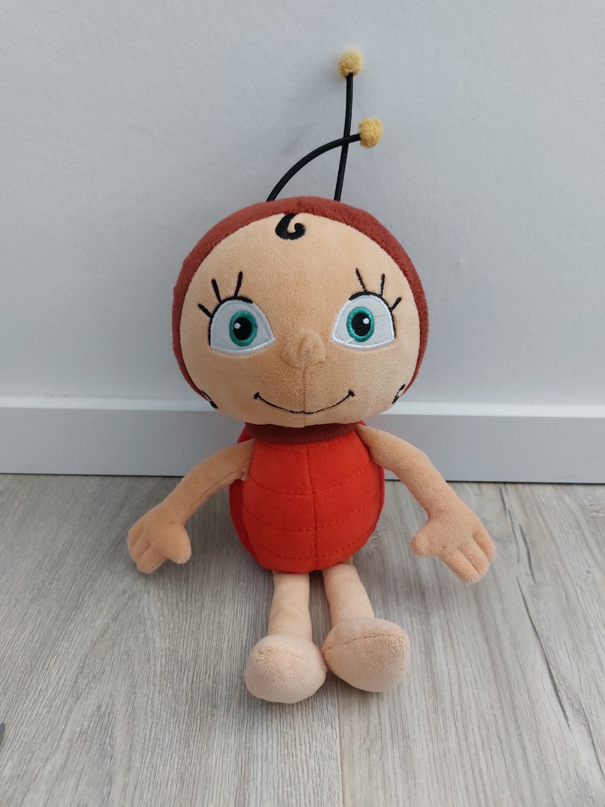 Knuffel Maya bij Studio 100 Lara lieveheersbeestje L1690, Ophalen of Verzenden, Zo goed als nieuw