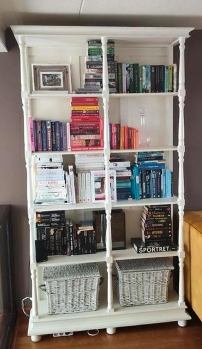 Witte boekenkasten met spotjes en planken., Ophalen, Met plank(en), Gebruikt, 100 tot 150 cm