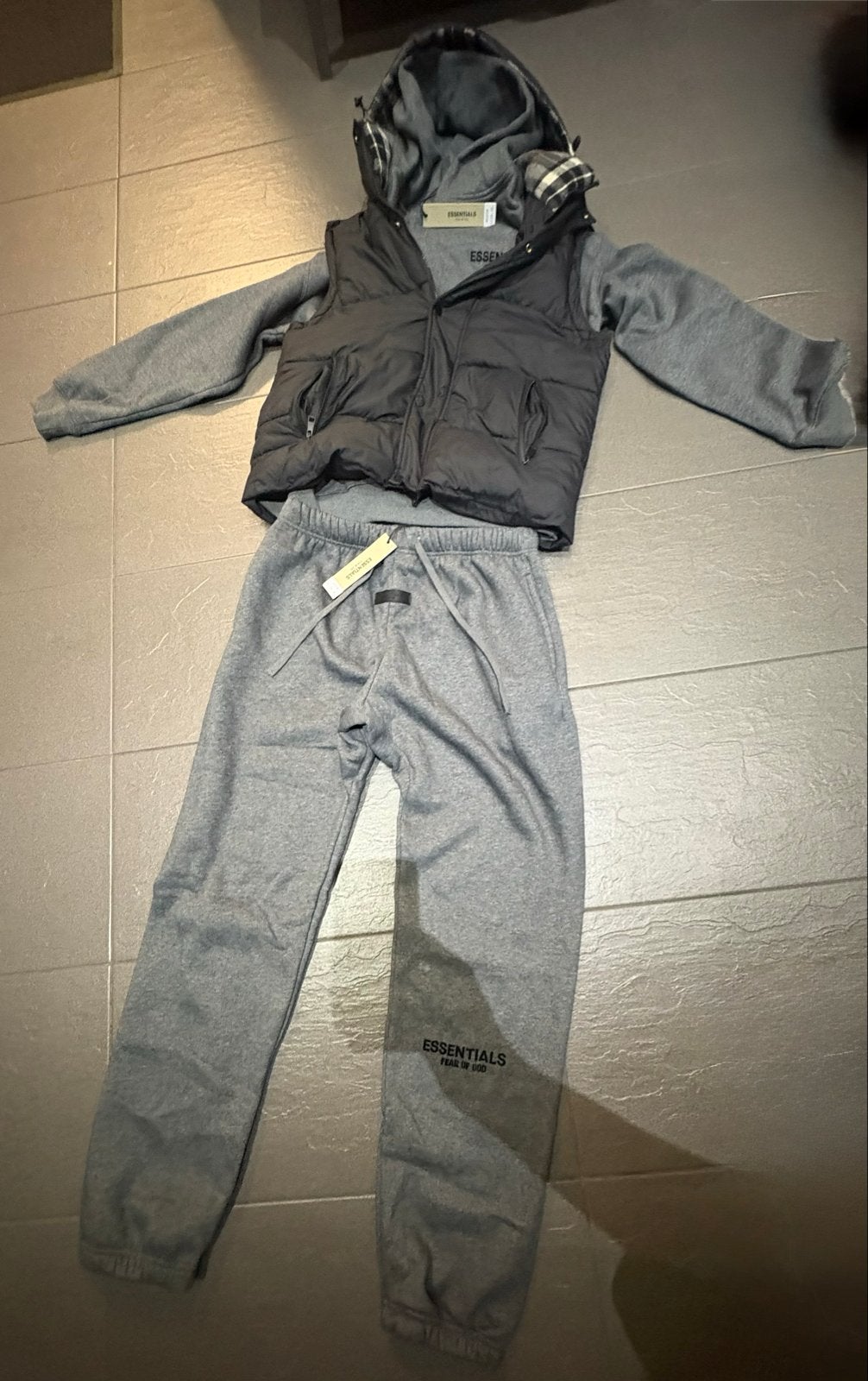 Essentials Dark Grey Oatmeal Tracksuit En Burberry Puffer, Ophalen of Verzenden, Nieuw, Maat 56/58 (XL), Broek