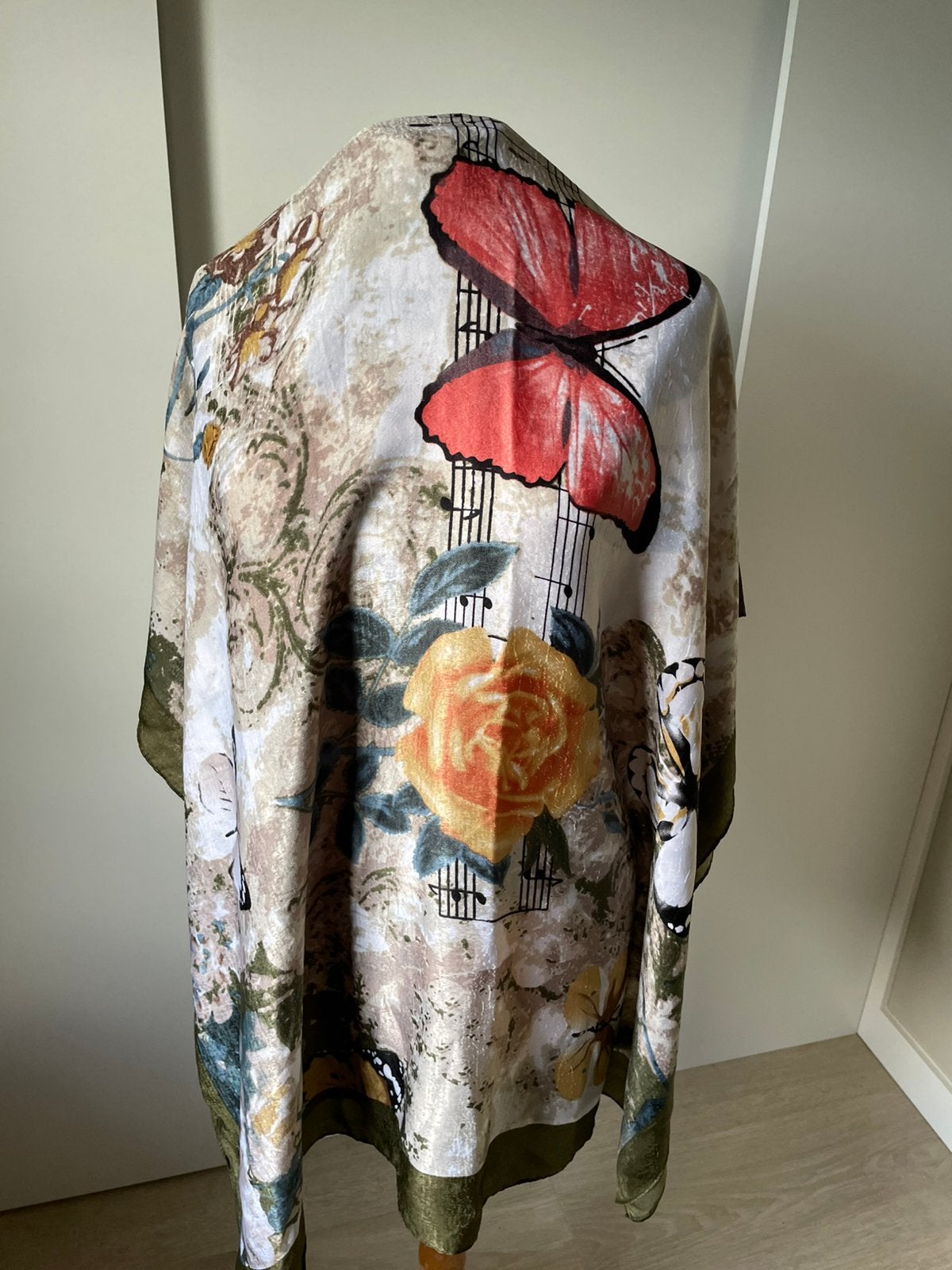 3 grote sjaals omslagdoeken vlinders bloem cashmere figuren, Ophalen of Verzenden, Zo goed als nieuw, Maat 46/48 (XL) of groter