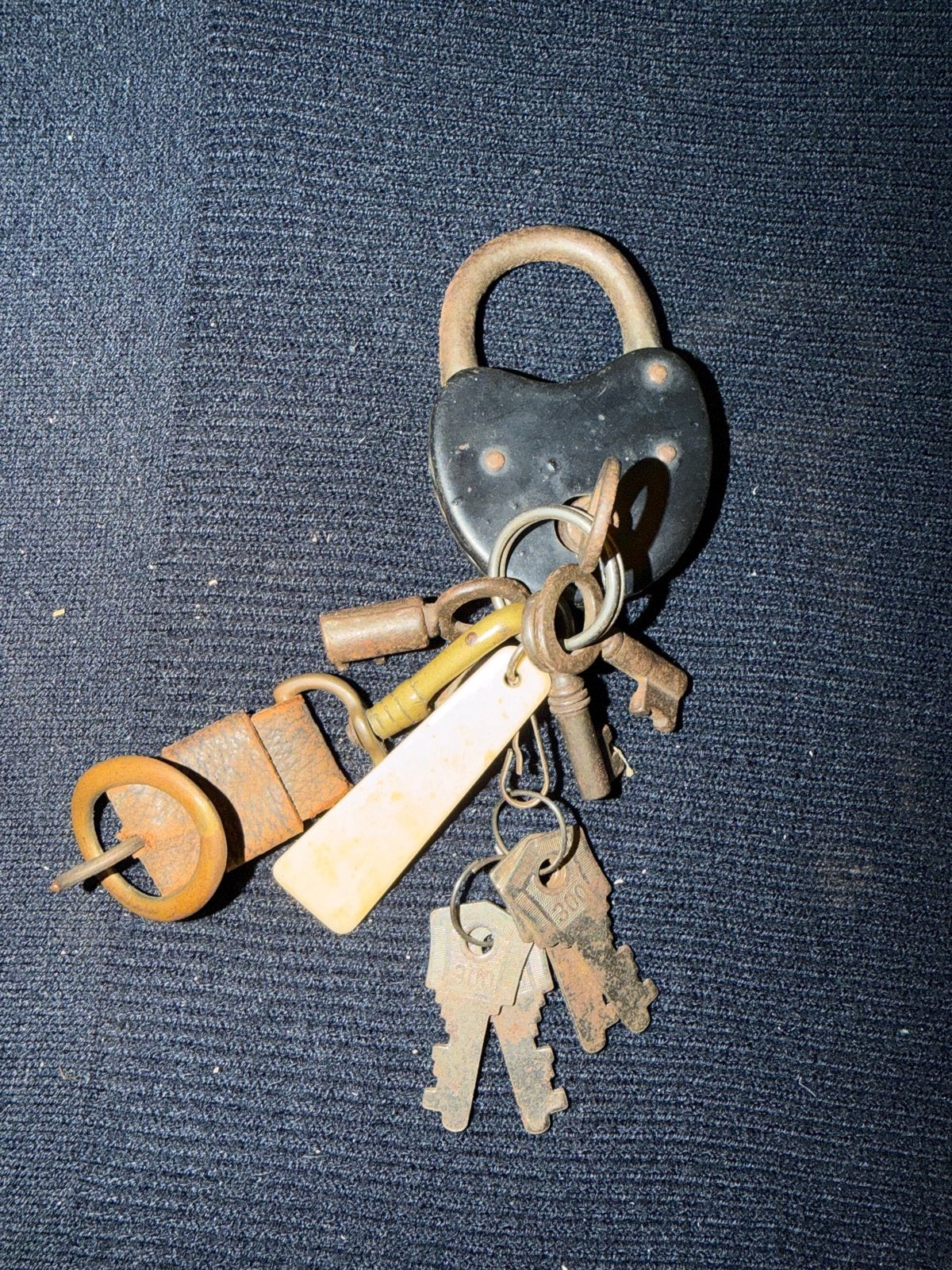 Antiek slot met sleutelbos en ouderwetse gesp, Ophalen of Verzenden