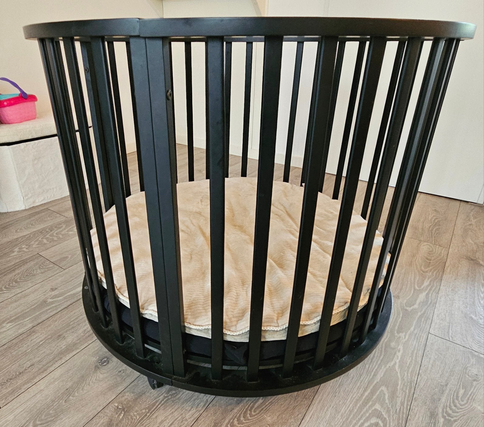 Zwarte ronde box met wieltjes, Kinderen en Baby's, Boxen, Ophalen, Zo goed als nieuw, Rond, Wieltjes