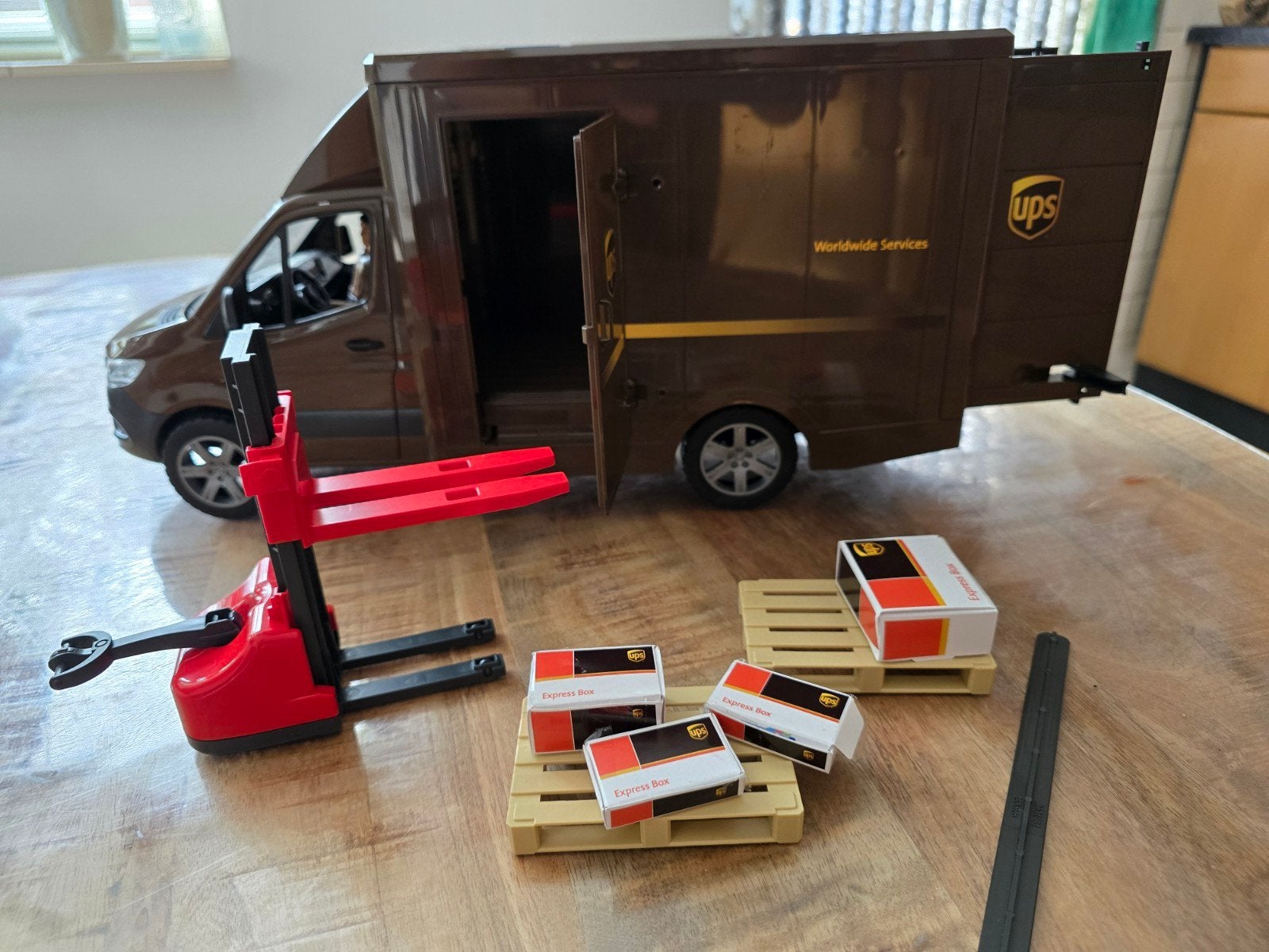Zgan Bruder UPS bestelwagen met palletwagen en accessoires, Ophalen of Verzenden, Zo goed als nieuw