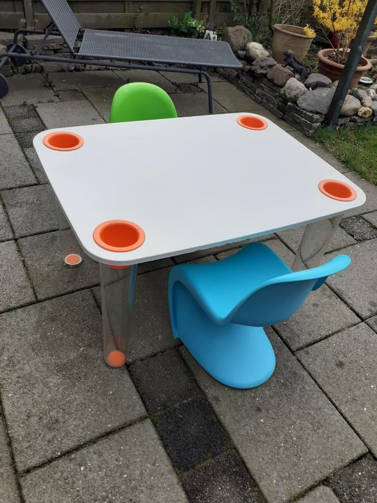 Twee Vitra kinderstoeltjes met bijpassende tafel, Ophalen, Zo goed als nieuw, Tafel(s) en Stoel(en)