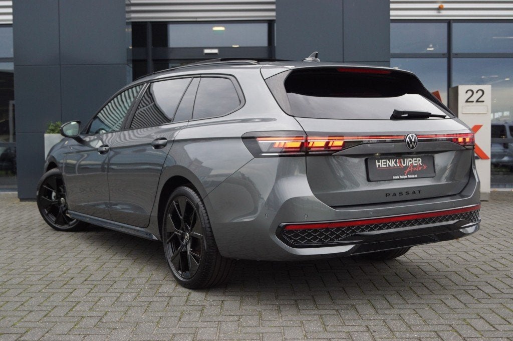 Volkswagen PASSAT VARIANT 2.0 TDI DSG R-Line Black st. 150pk, Auto's, Volkswagen, Automaat, Gebruikt, Diesel, Stuurwielverwarming