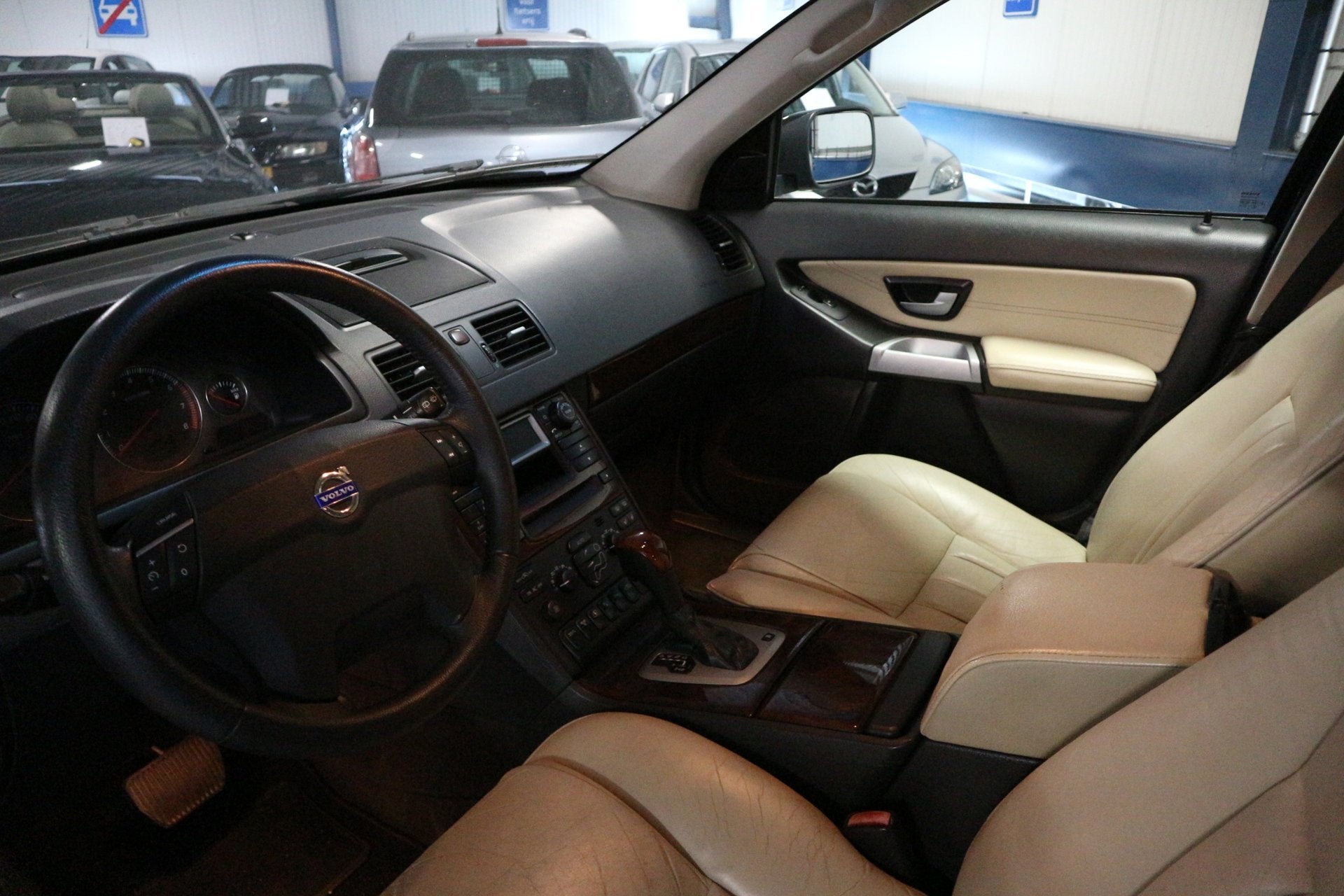 Volvo XC90 4.4 V8 Momentum / FULL SERVICE / 320 PK / 8 CYLIN, Gebruikt, 8 cilinders, 138 €/maand, Zwart