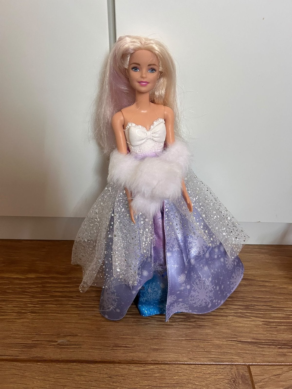 Barbiepop in winterse jurk, Ophalen of Verzenden, Gebruikt, Barbie