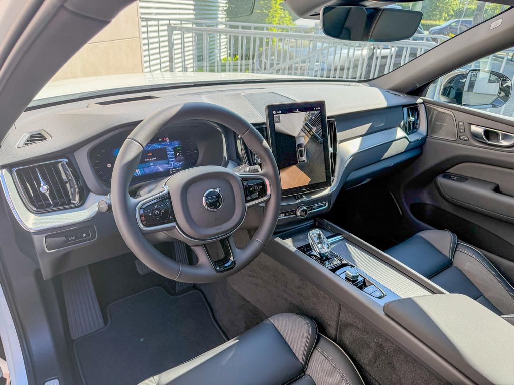 Volvo XC60 2.0 T8 Plug-in hybrid AWD Plus Black Edition Pano, Auto's, Volvo, Automaat, Gebruikt, Huisgarantie, 4 cilinders