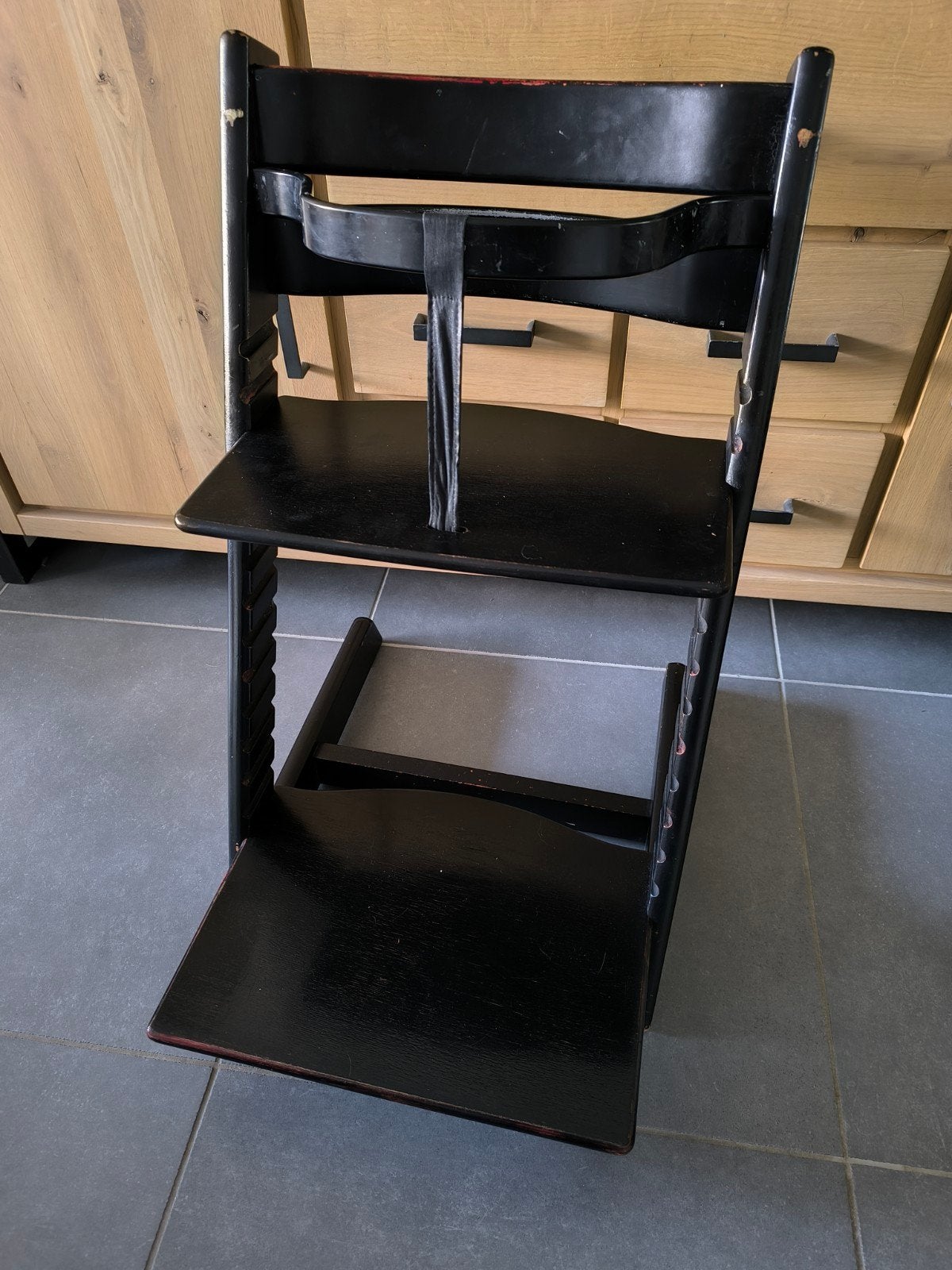 2x zwarte Stokke Tripp Trapp meegroeistoel - opknappers, Ophalen, Gebruikt, Meegroeistoel, Aanschuifbaar