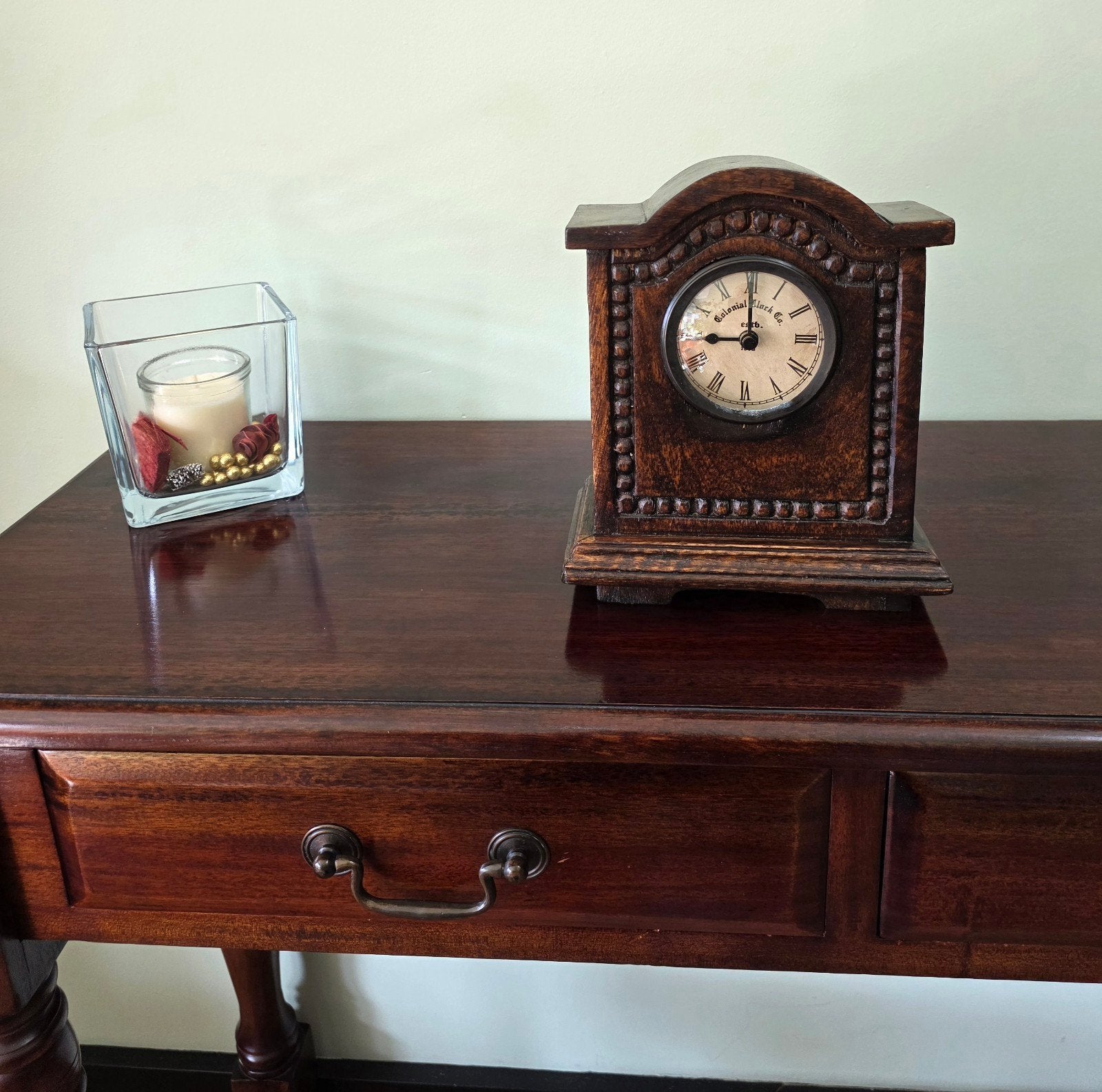 Koloniale houten tafelklok – Colonial Clock Co., Huis en Inrichting, Klassiek, Bruin, Analoog, Ophalen of Verzenden