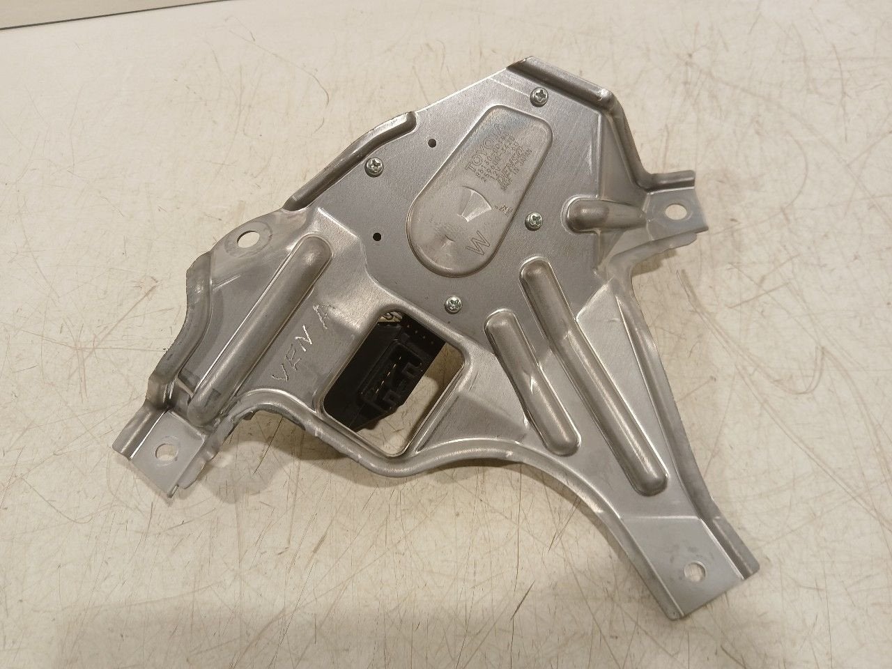 Ruitenwissermotor achter Toyota Yaris, Onderdelen@venauto.nl, Van der Ven Autorecycling B.V., Gebruikt, Ettenseweg 76, 4706 PB Roosendaal, The Netherlands