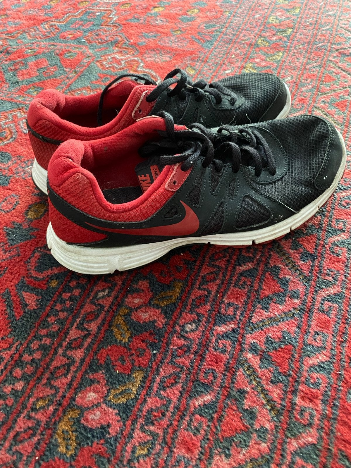 Nike Revolution hardloopschoenen - Zwart/Rood, Ophalen of Verzenden, Gedragen, Zwart, Sneakers of Gympen