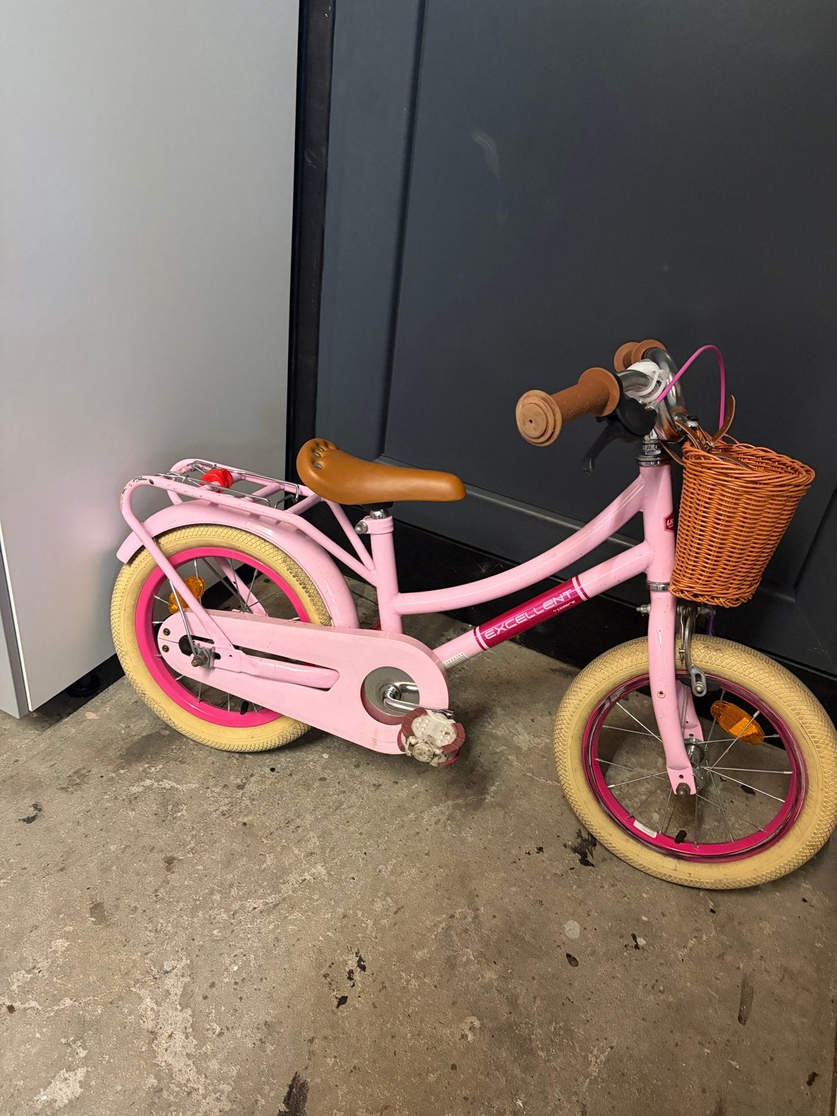 Roze kinderfiets 14 inch met mandje. Zijwieltjes aanwezig!, Ophalen, Terugtraprem, Zijwieltjes, Gebruikt