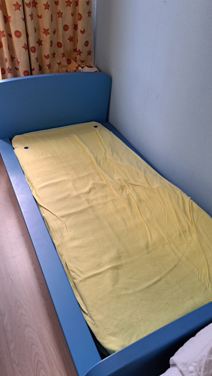 kinderbed met matras - Blauw, Kinderen en Baby's, 85 tot 100 cm, Zo goed als nieuw, 160 tot 180 cm, Ophalen