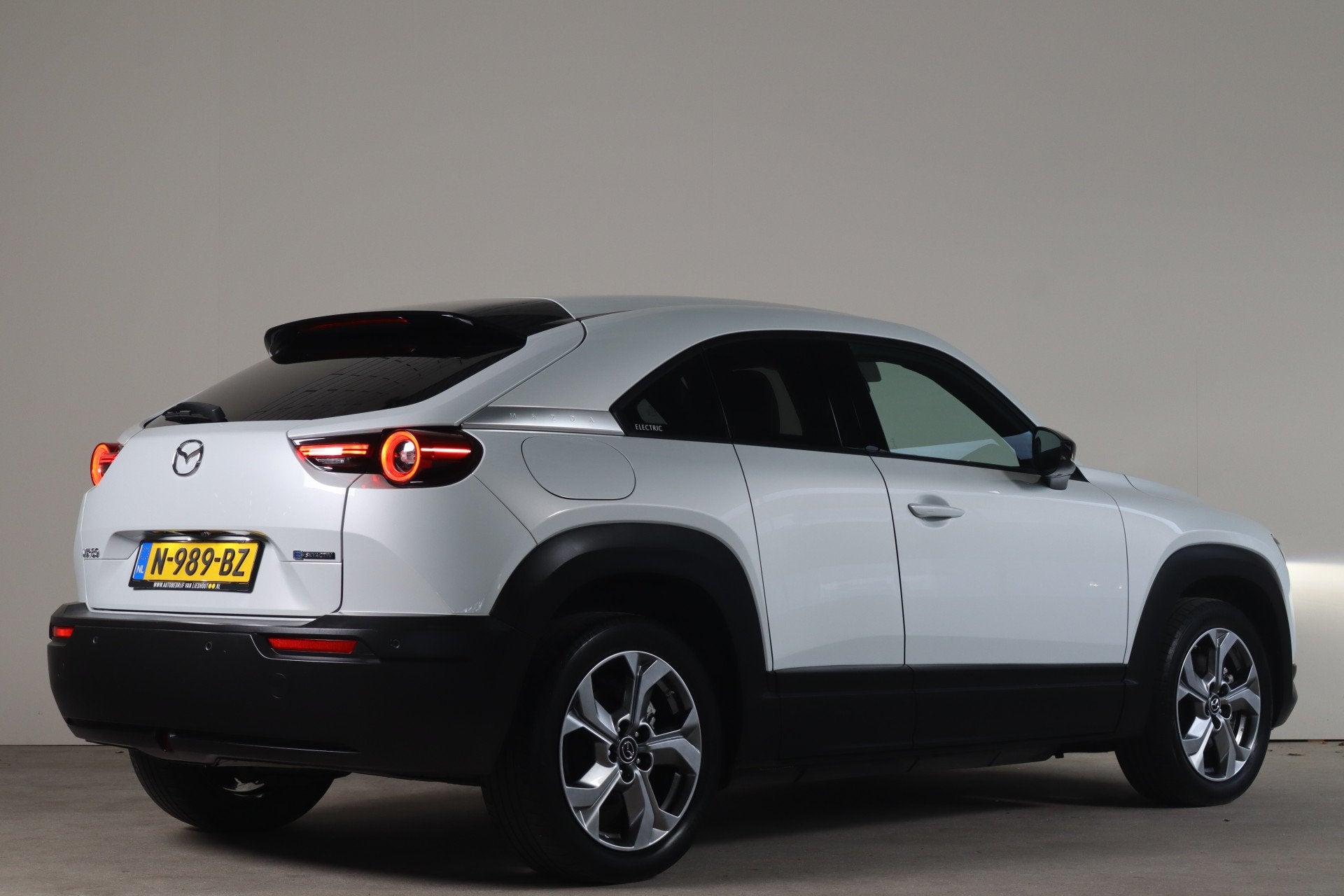 Mazda MX-30 e-SkyActiv 145 Comfort 36 kWh - NL Auto! Stoel+s, Auto's, Gebruikt, 35 kWh, Leder en Stof, Wit
