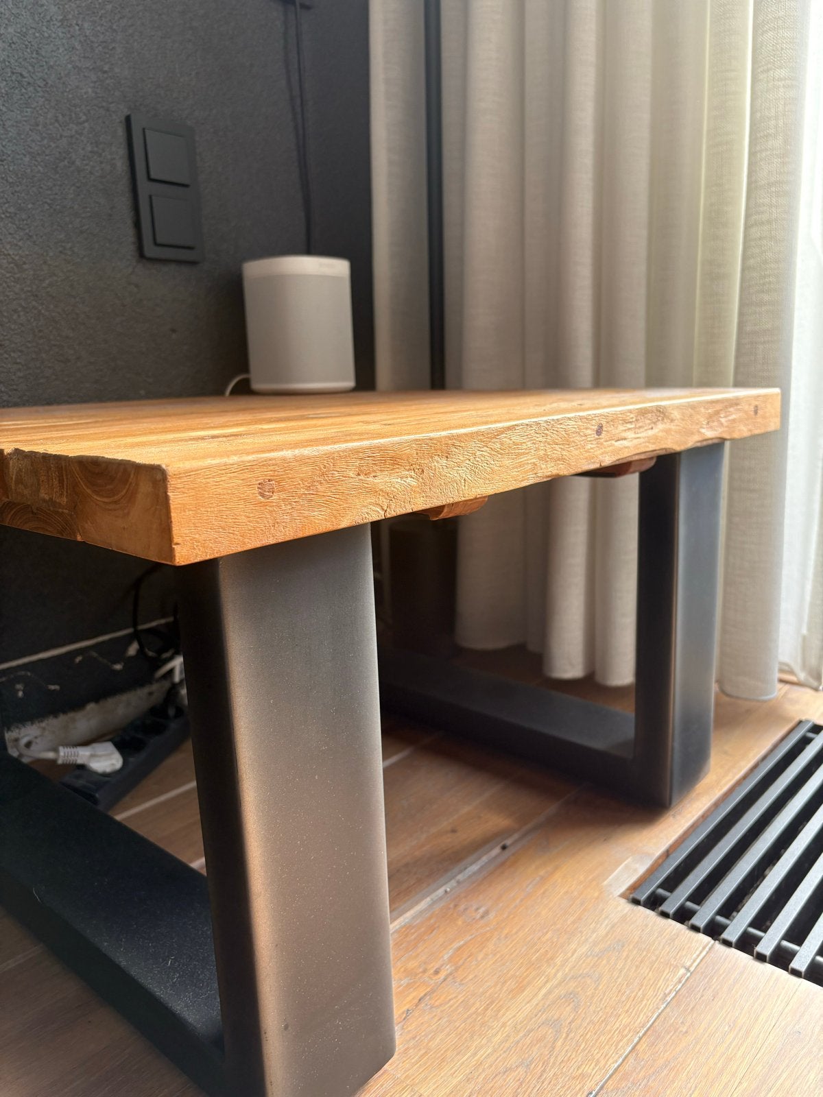 Massief houten bijzettafel met metalen poten, Ophalen, Minder dan 45 cm, Vierkant, 55 tot 75 cm