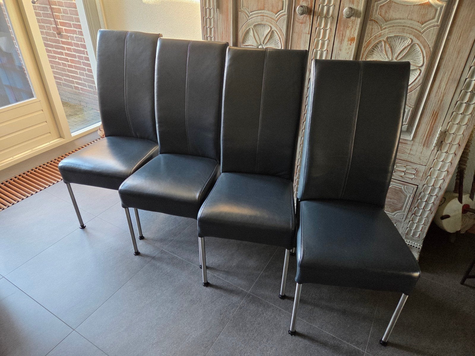 4 zwart lederen eetkamer stoelen met rvs poten, Huis en Inrichting, Ophalen, Zwart, Design, Leer