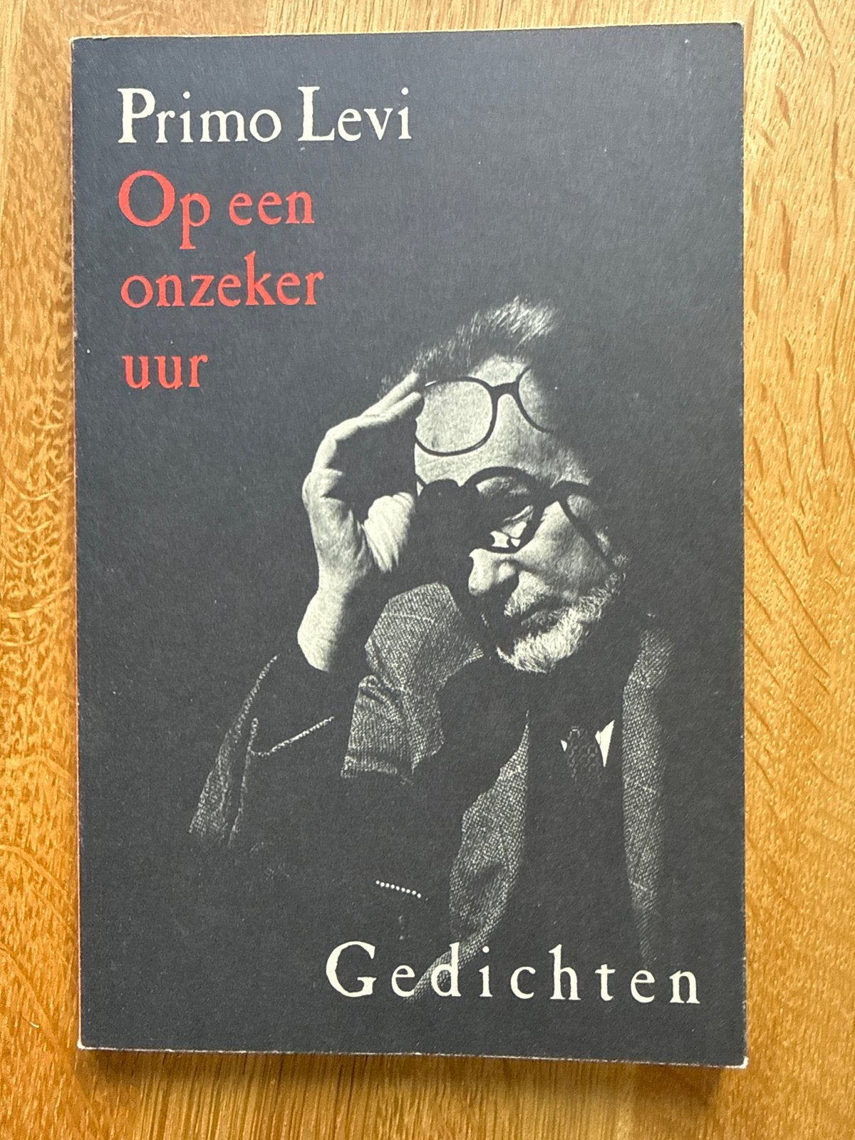 Primo Levi - Op een onzeker uur Gedichten, Ophalen of Verzenden, Gelezen, Eén auteur