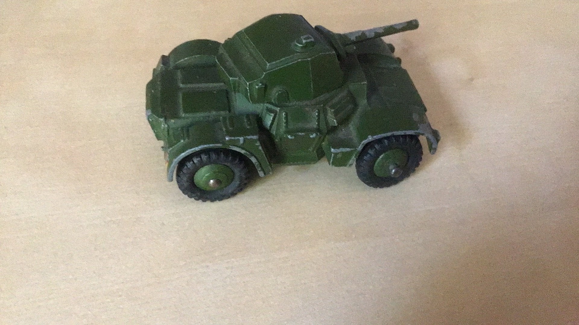 DINKY TOYS ARMOURED CAR  GEPRODUCEERD 1954-1970 NOGAL OUD !, Ophalen of Verzenden, Gebruikt, Overige typen, Dinky Toys