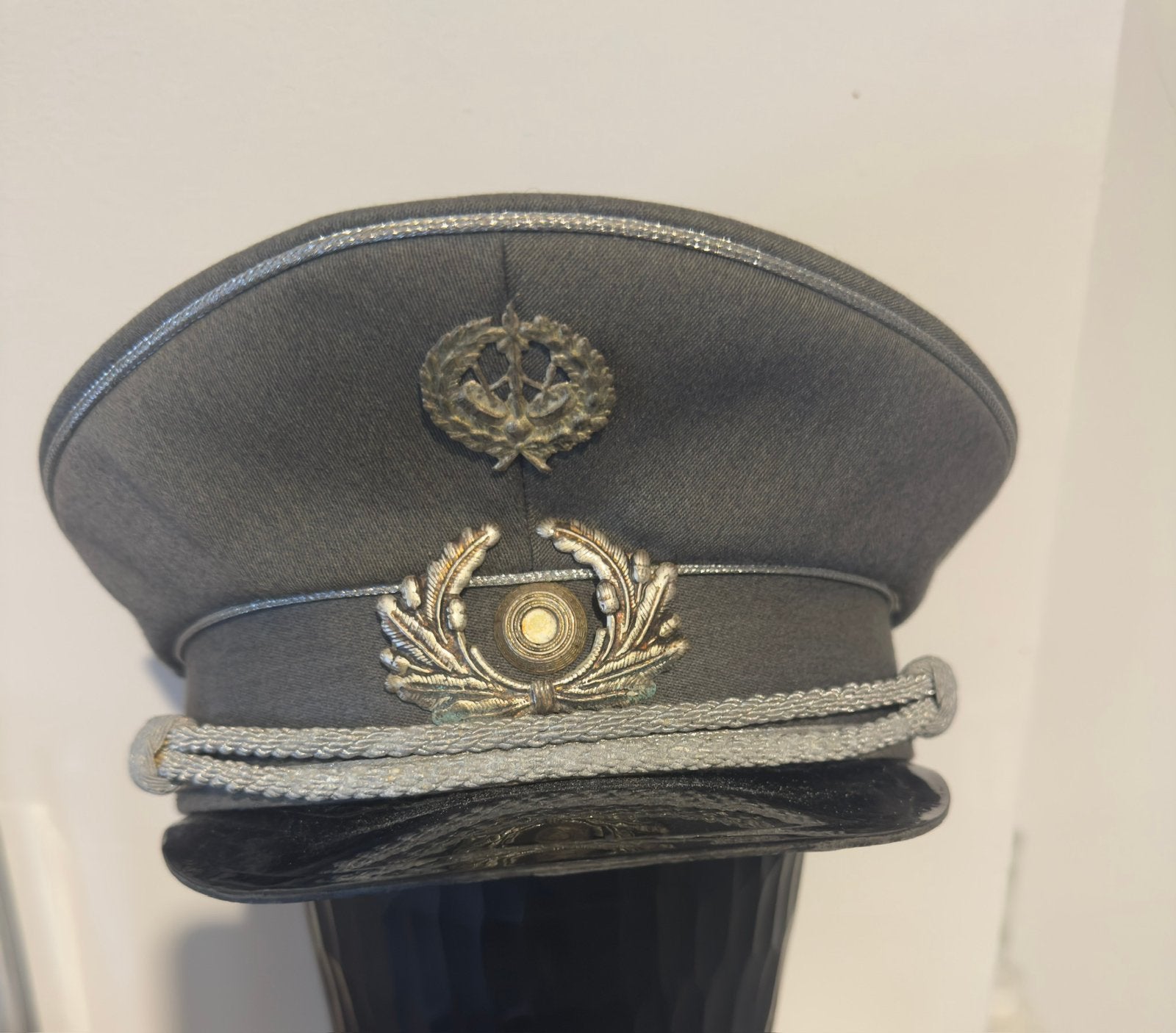 DDR NVA officierpet, Ophalen of Verzenden, Landmacht, Duitsland, Embleem of Badge