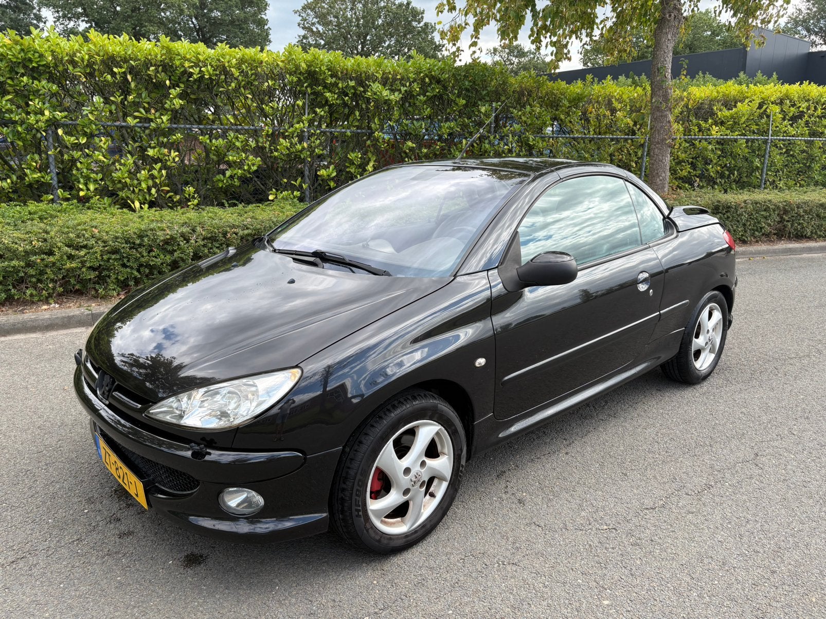 Peugeot 206 1.6 16V CC 2006 Zwart 500 euro!!!!, Voorwielaandrijving, Zwart, 4 cilinders, Cabriolet