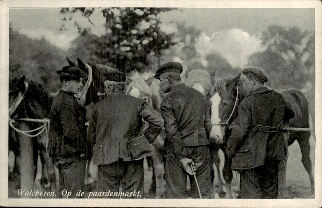 Walcheren - Paardenmarkt - Mannen en paarden, Verzamelen, Ansichtkaarten | Nederland, Ophalen of Verzenden, 1940 tot 1960, Gelopen