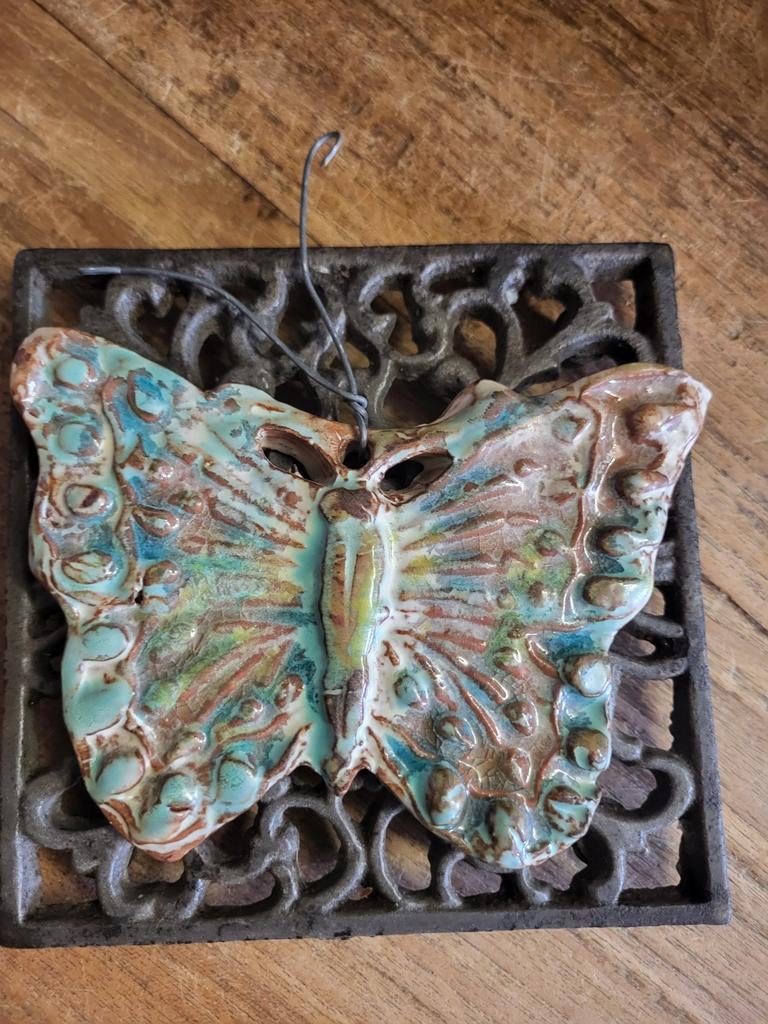 Keramieken vlinder decoratie - Handgemaakt, 15x13 cm, Gebruikt, Meerkleurig, Overige stijlen, Ophalen of Verzenden