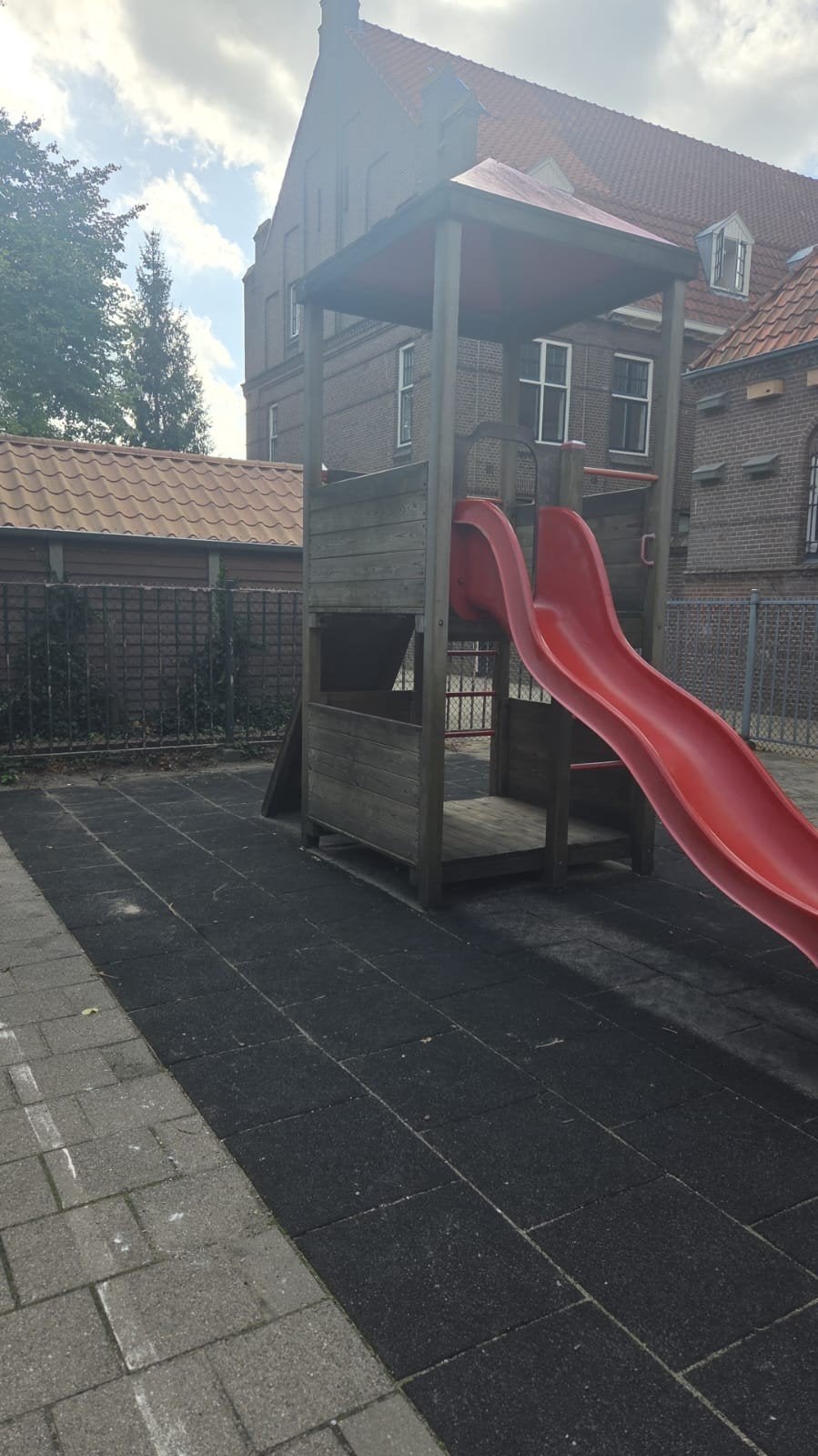 Houten speelhuisje met glijbaan en trap - gedemonteerd, Ophalen, Gebruikt, Glijbaan