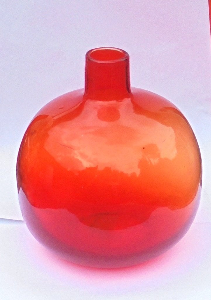 Mooie strakke volvormige oranje-rode glazen vaas., Gebruikt, 16 cm, Oranje, Ophalen of Verzenden