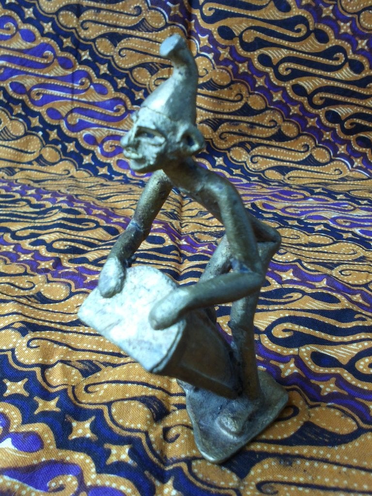 Antiek brons beeldje uit Afrika van man met trommel 10 cm.