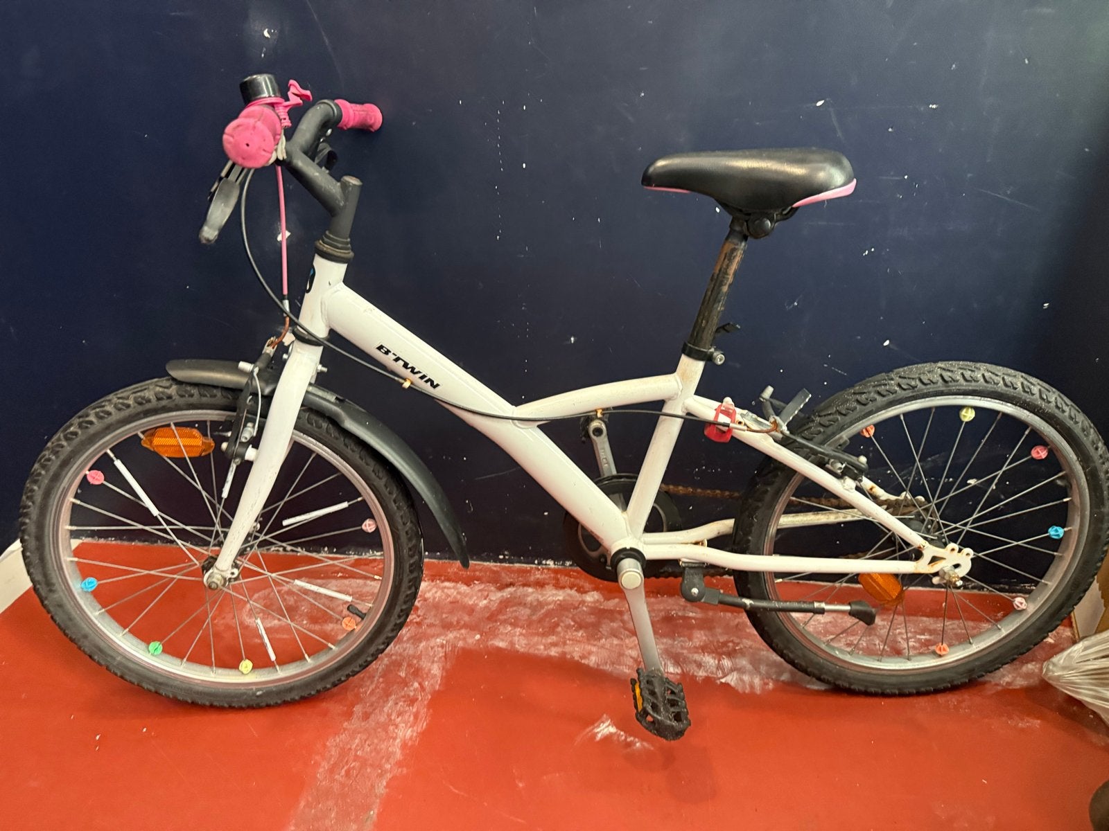 B'TWIN MistiGirl 300 kinderfiets - 20 inch, Fietsen en Brommers, Ophalen, Gebruikt, Velgrem, Handrem