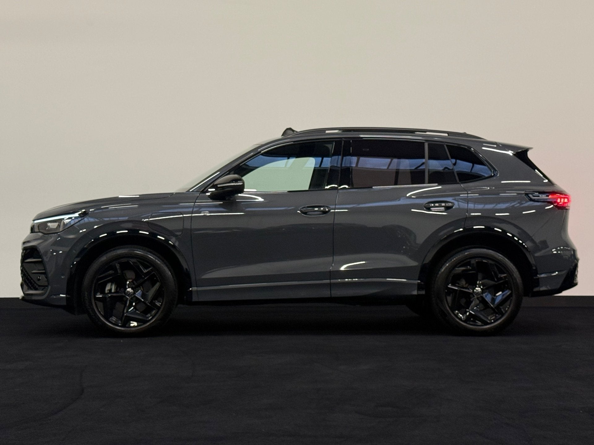 Volkswagen Tiguan 1.5 eHybrid R-Line Black Style Pano 360 Ma, Auto's, Dealer onderhouden, Zwart, 4 cilinders, Met garantie (alle)