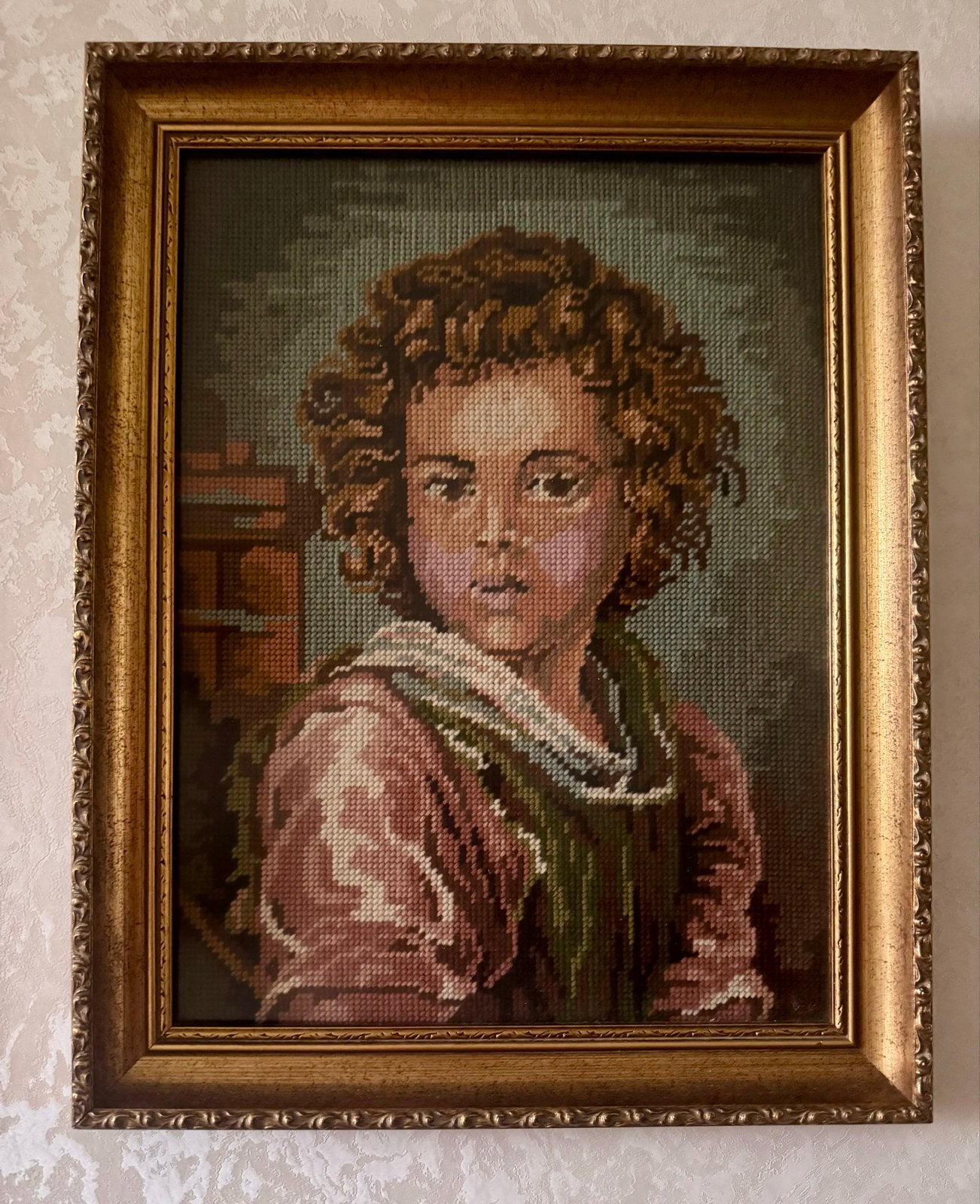 Vintage Geborduurd Portret van Krullend Kind in Gouden Lijst, Antiek en Kunst, Kunst | Schilderijen | Klassiek, Doek, Portret of Personen