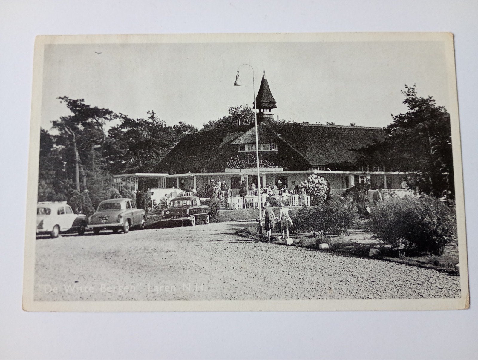 Laren De Witte Bergen met Auto's 1958, Ophalen of Verzenden, 1940 tot 1960, Gelopen, Noord-Holland