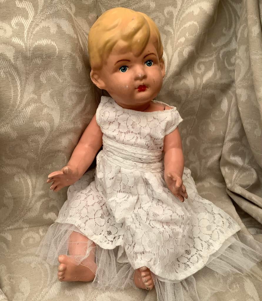 Antieke oude wildebras pop, 55 cm, met witte jurk, Ophalen of Verzenden, Zo goed als nieuw, X, Pop