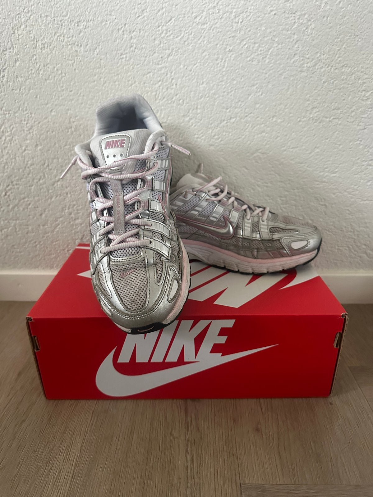 Nike P-6000 sneakers zilver/roze - Maat 41, Ophalen of Verzenden, Zo goed als nieuw, Overige kleuren, Sneakers of Gympen