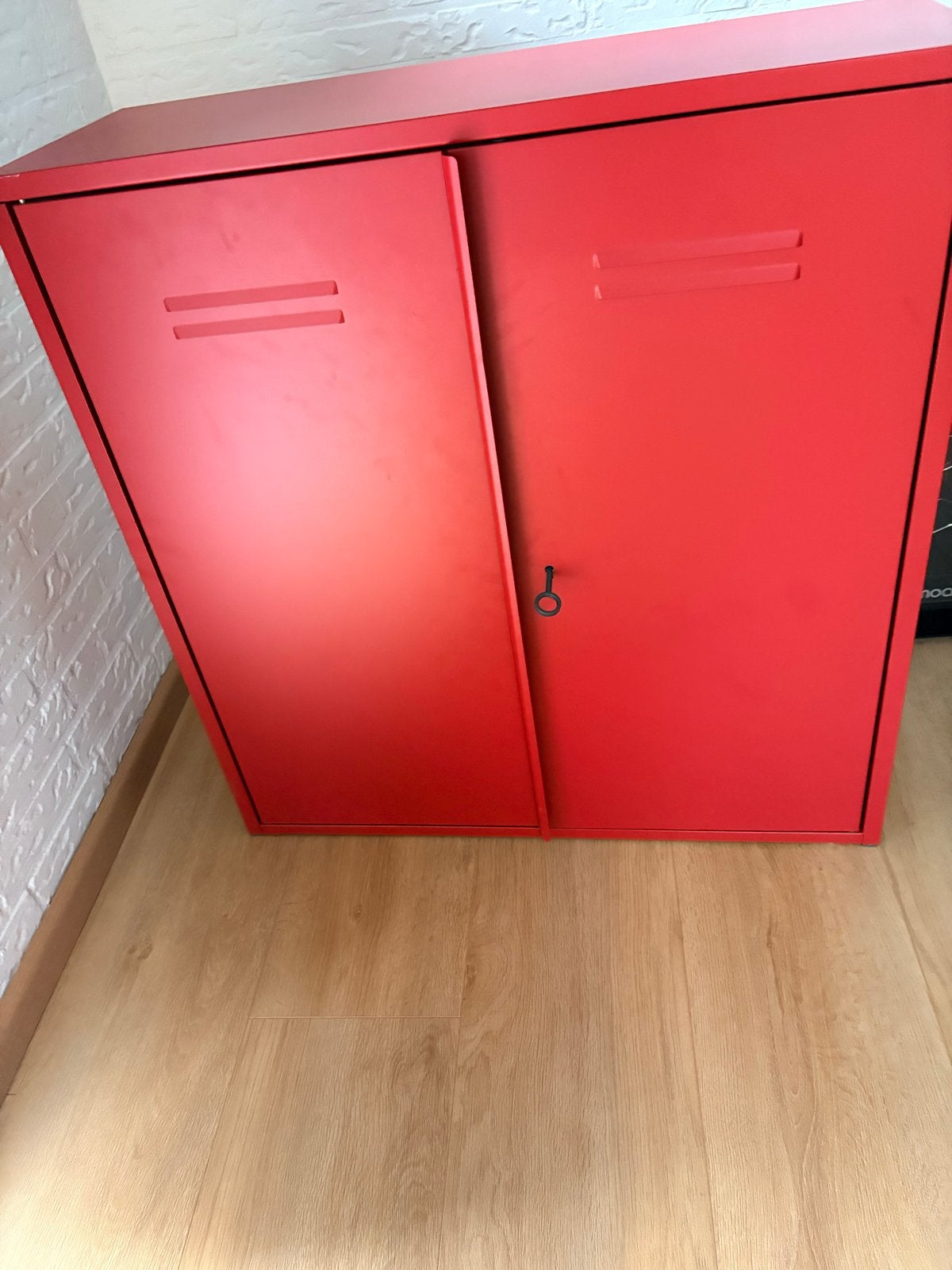 Rode metalen Ikea kast met twee deuren en planken, Ophalen, Gebruikt