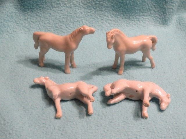 4 oude porseleinen beeldjes van paarden, Verzamelen, Beelden en Beeldjes, Ophalen of Verzenden, Gebruikt, Dier