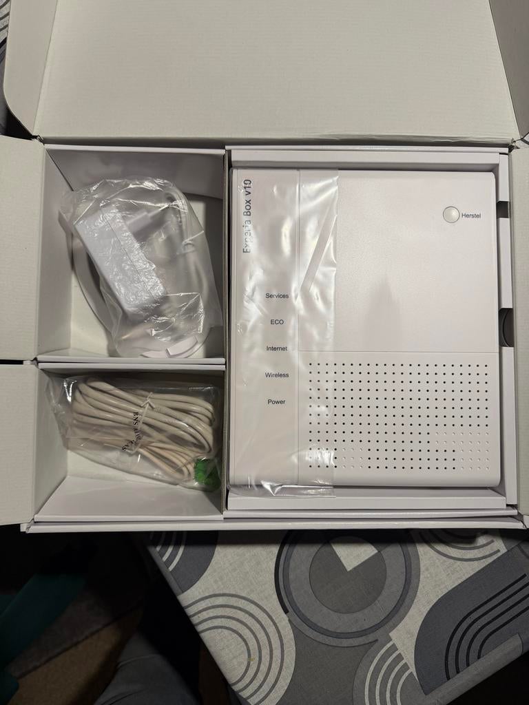 Experia Box v10 met adapter, muurbeugel en aansluitmateriale, Ophalen of Verzenden, Nieuw, Router met modem