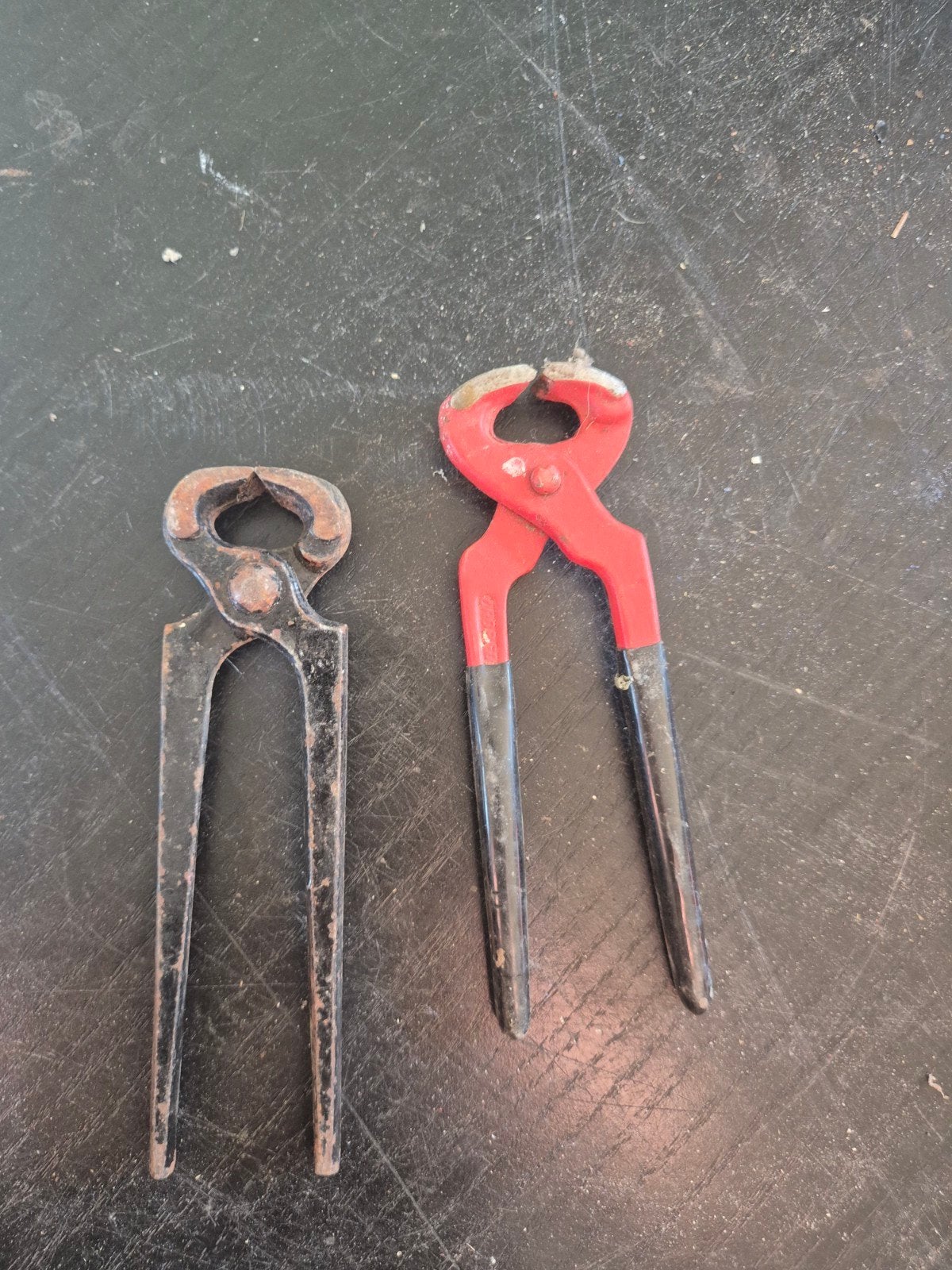 Twee gebruikte nijptangen, rood en zwart, Ophalen of Verzenden, Gebruikt, Tang, Overige merken