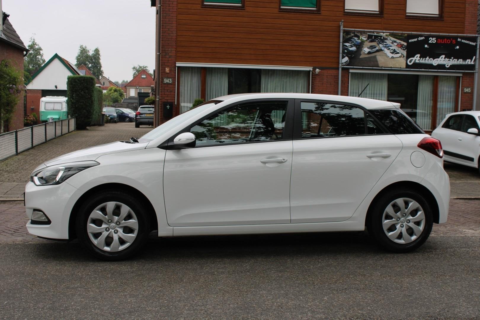 Hyundai i20 1.2 LP i-Drive Cool Van eerste eigenaar!, Auto's, Euro 5, Gebruikt, 4 cilinders, Wit